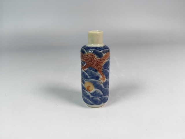 古玩陶瓷光緒光緒青花礬紅龍趕珠鼻煙壺真品鑒賞圖