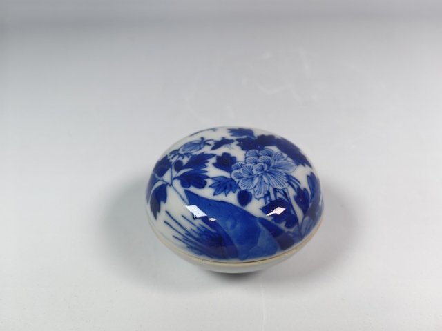 古玩陶瓷晚清民國洞石花卉紋青花印泥盒真品鑒賞圖