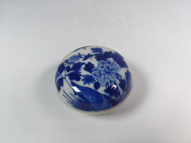 古玩陶瓷晚清民國洞石花卉紋青花印泥盒真品鑒賞圖