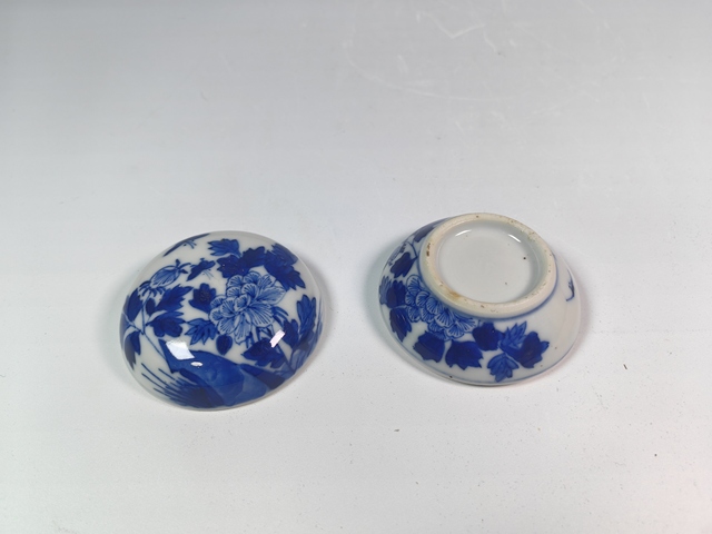 古玩陶瓷晚清民國洞石花卉紋青花印泥盒真品鑒賞圖