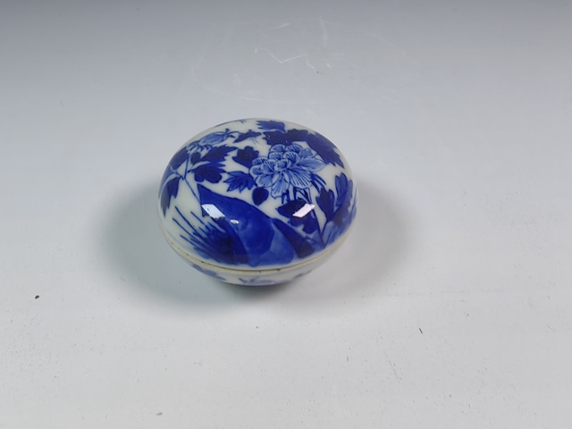 古玩陶瓷晚清民國洞石花卉紋青花印泥盒真品鑒賞圖