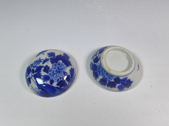 古玩陶瓷晚清民國洞石花卉紋青花印泥盒真品鑒賞圖