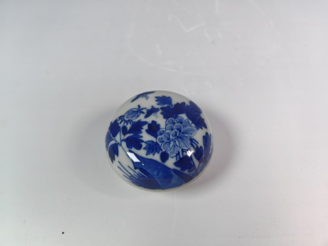 古玩陶瓷晚清民國洞石花卉紋青花印泥盒真品鑒賞圖