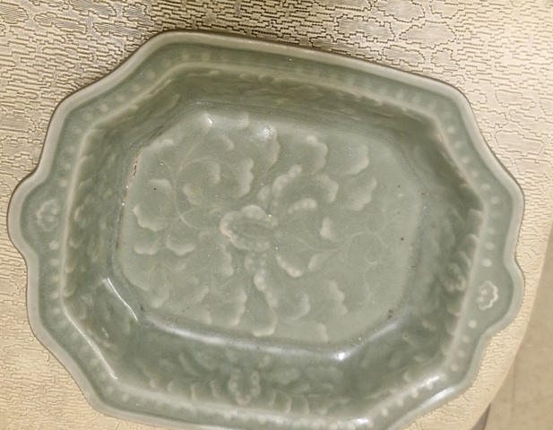 古玩陶瓷青釉印花盤真品鑒賞圖