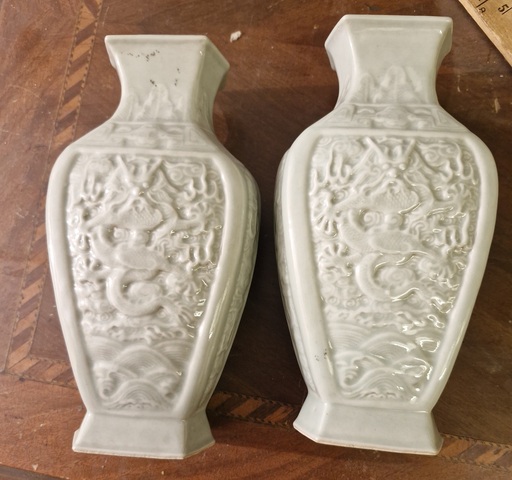 古玩陶瓷豆青釉龍紋六方瓶真品鑒賞圖