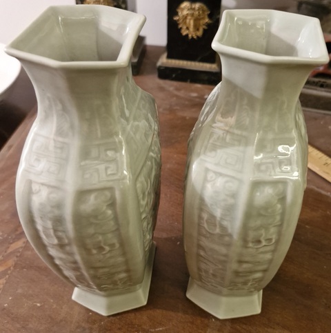 古玩陶瓷豆青釉龍紋六方瓶真品鑒賞圖