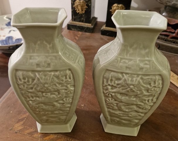 古玩陶瓷豆青釉龍紋六方瓶真品鑒賞圖