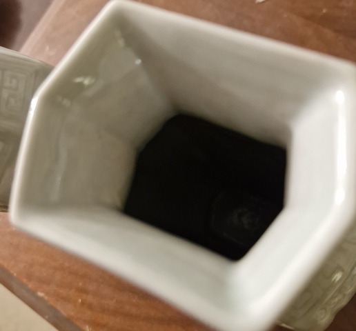 古玩陶瓷豆青釉龍紋六方瓶真品鑒賞圖