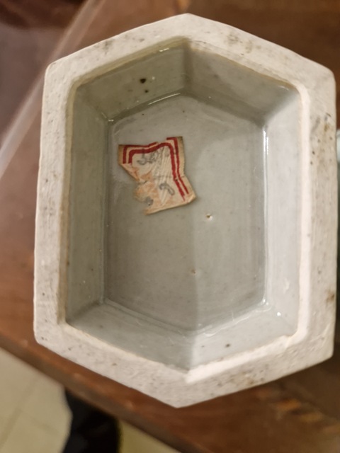 古玩陶瓷豆青釉龍紋六方瓶真品鑒賞圖