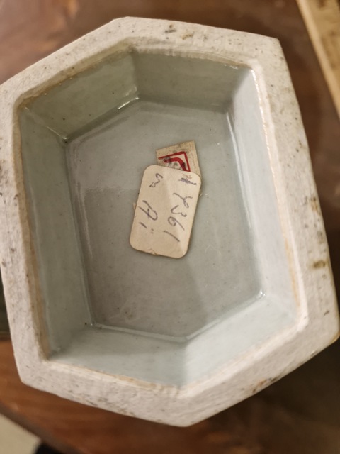 古玩陶瓷豆青釉龍紋六方瓶真品鑒賞圖