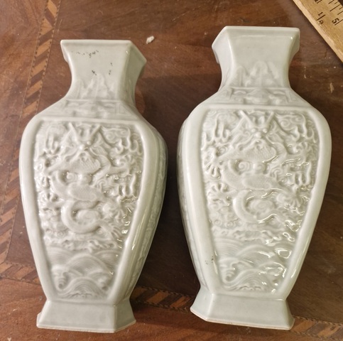 古玩陶瓷豆青釉龍紋六方瓶真品鑒賞圖