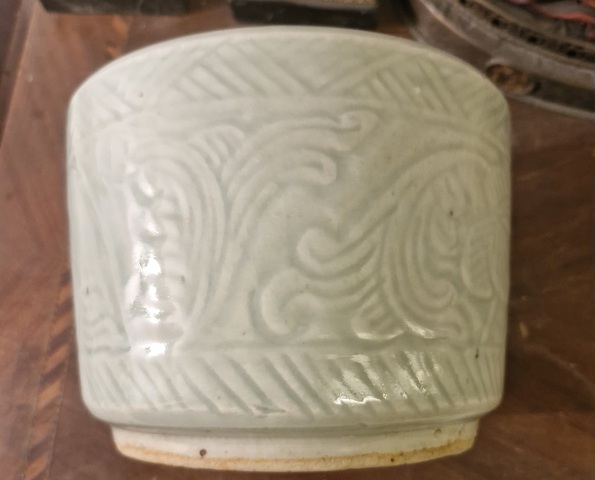 古玩陶瓷豆青釉刻花香爐真品鑒賞圖