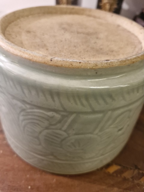 古玩陶瓷豆青釉刻花香爐真品鑒賞圖