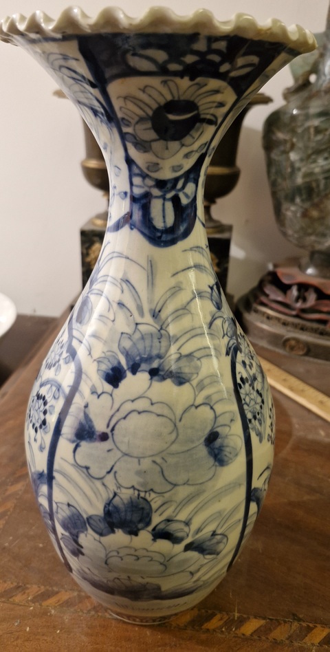 古玩陶瓷花卉紋青花瓶真品鑒賞圖