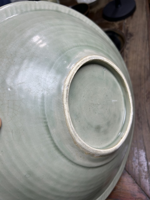 古玩陶瓷龍泉窯青釉印花花卉紋盤真品鑒賞圖