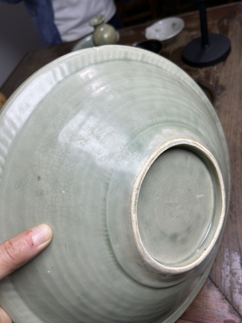 古玩陶瓷龍泉窯青釉印花花卉紋盤真品鑒賞圖