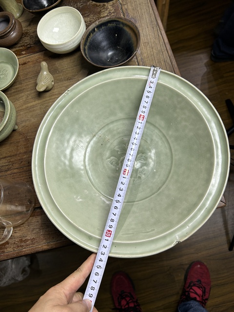 古玩陶瓷龍泉窯青釉印花花卉紋盤真品鑒賞圖