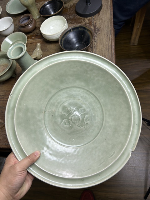 古玩陶瓷龍泉窯青釉印花花卉紋盤真品鑒賞圖