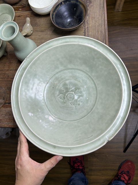 古玩陶瓷龍泉窯青釉印花花卉紋盤真品鑒賞圖