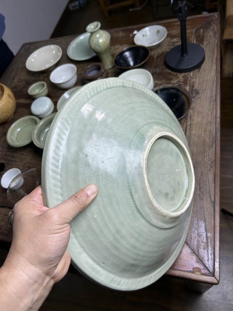 古玩陶瓷龍泉窯青釉印花花卉紋盤真品鑒賞圖