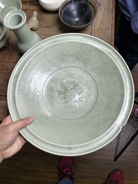 古玩陶瓷龍泉窯青釉印花花卉紋盤真品鑒賞圖