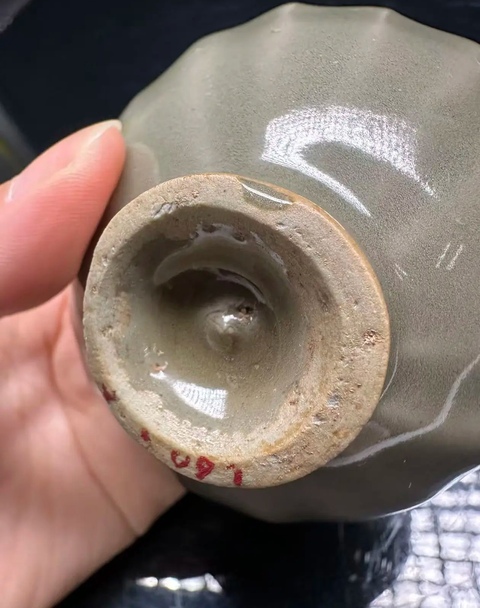 古玩陶瓷龍泉窯青釉菊瓣型杯真品鑒賞圖