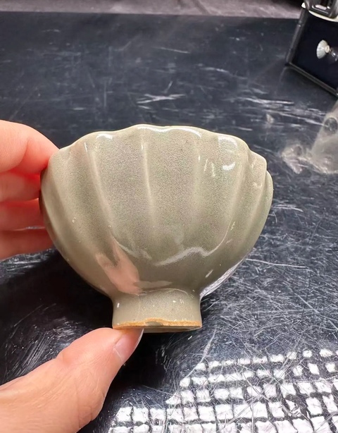 古玩陶瓷龍泉窯青釉菊瓣型杯真品鑒賞圖