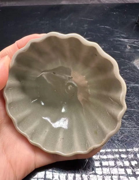 古玩陶瓷龍泉窯青釉菊瓣型杯真品鑒賞圖