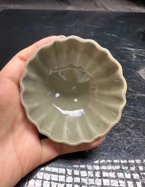 古玩陶瓷龍泉窯青釉菊瓣型杯真品鑒賞圖