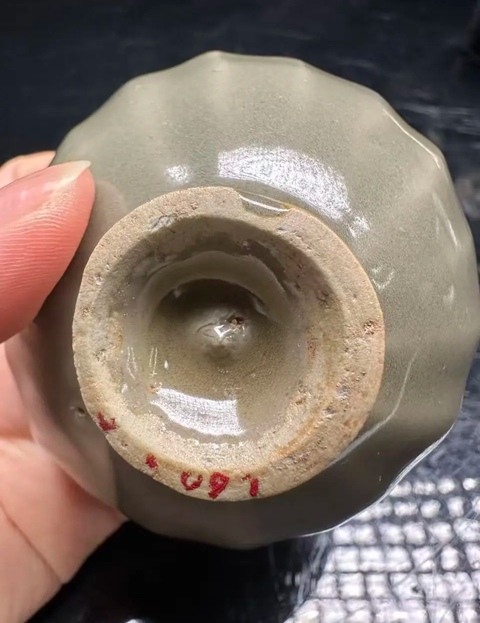 古玩陶瓷龍泉窯青釉菊瓣型杯真品鑒賞圖
