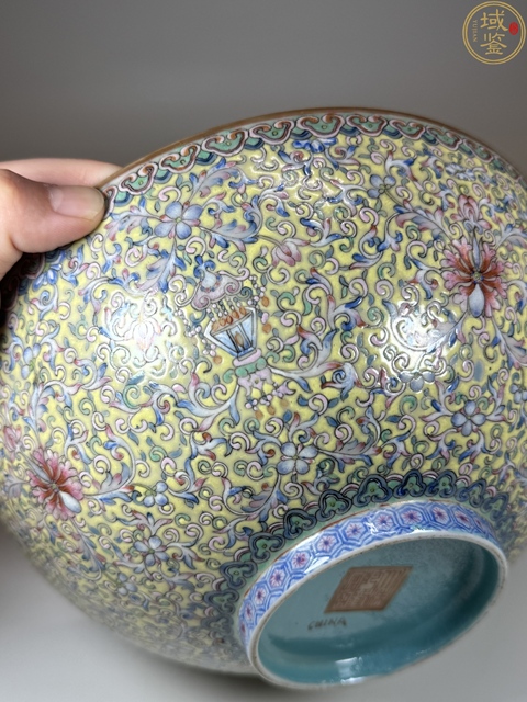 古玩陶瓷黃地粉彩龍紋碗真品鑒賞圖