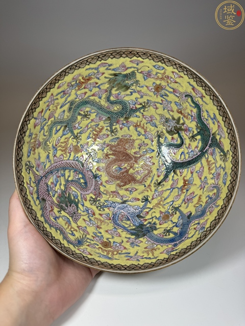 古玩陶瓷黃地粉彩龍紋碗真品鑒賞圖