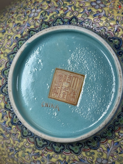 古玩陶瓷黃地粉彩龍紋碗真品鑒賞圖