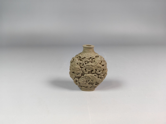 古玩陶瓷晚清民國返瓷浮雕獅子滾繡球鼻煙壺真品鑒賞圖