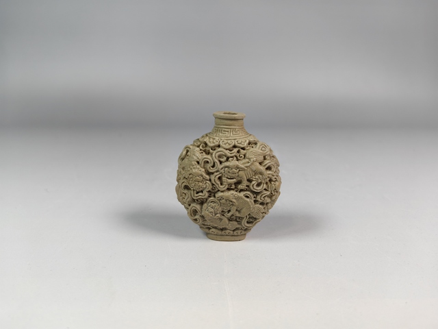 古玩陶瓷晚清民國返瓷浮雕獅子滾繡球鼻煙壺真品鑒賞圖