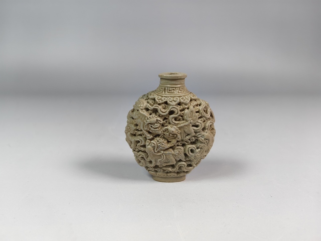 古玩陶瓷晚清民國返瓷浮雕獅子滾繡球鼻煙壺真品鑒賞圖