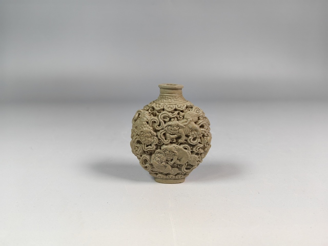 古玩陶瓷晚清民國返瓷浮雕獅子滾繡球鼻煙壺真品鑒賞圖