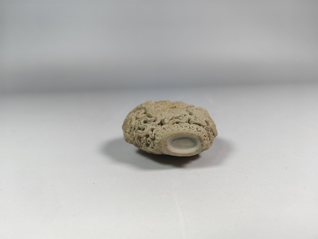 古玩陶瓷晚清民國返瓷浮雕獅子滾繡球鼻煙壺真品鑒賞圖