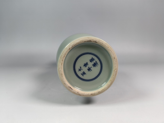 古玩陶瓷冬青釉螭龍耳盤口賞瓶真品鑒賞圖
