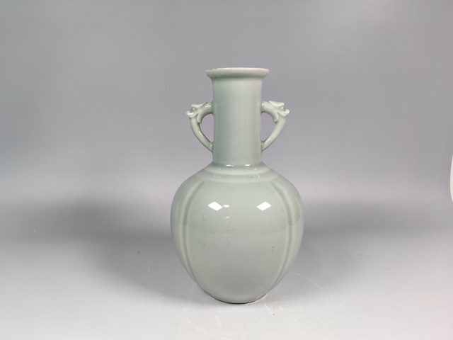 古玩陶瓷民國粉青釉瓜棱螭龍耳賞瓶真品鑒賞圖