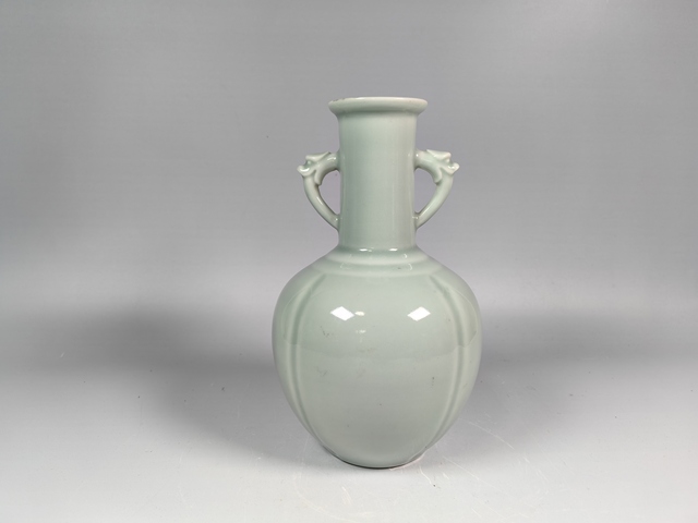 古玩陶瓷民國粉青釉瓜棱螭龍耳賞瓶真品鑒賞圖