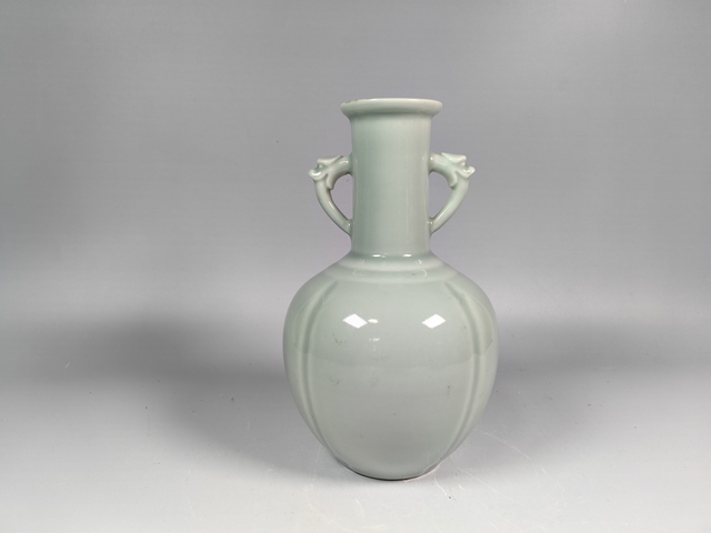 古玩陶瓷民國粉青釉瓜棱螭龍耳賞瓶真品鑒賞圖