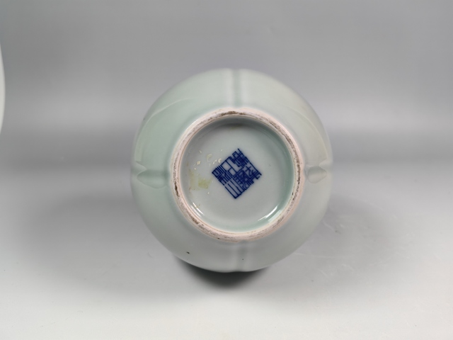 古玩陶瓷民國粉青釉瓜棱螭龍耳賞瓶真品鑒賞圖