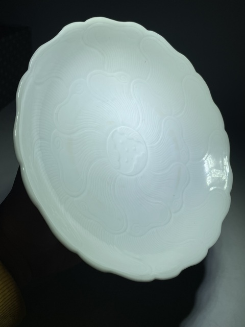 古玩陶瓷青釉花卉紋盤真品鑒賞圖
