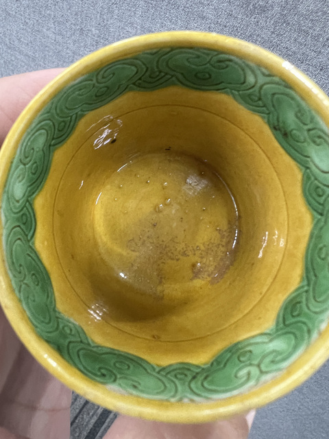 古玩陶瓷清晚期黃地綠彩龍紋杯真品鑒賞圖