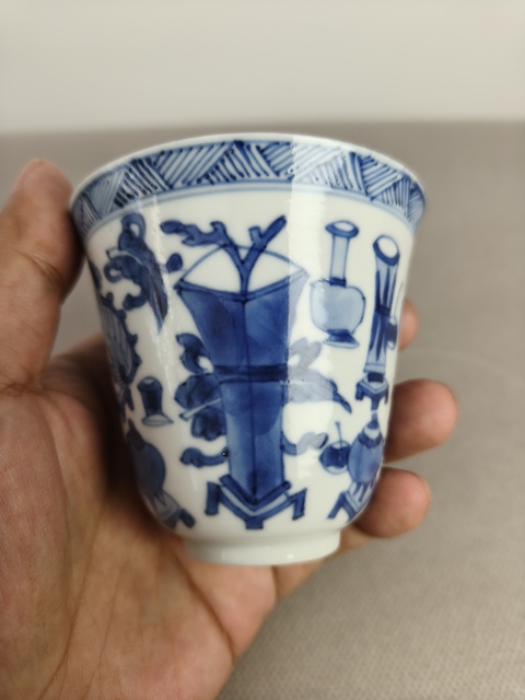 古玩陶瓷清康熙青花博古圖鈴鐺杯真品鑒賞圖