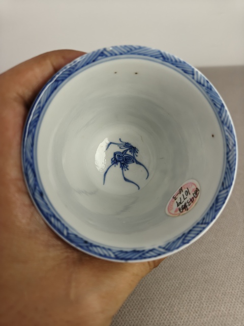 古玩陶瓷清康熙青花博古圖鈴鐺杯真品鑒賞圖