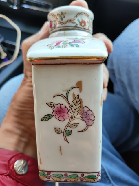 古玩陶瓷廣彩花卉紋茶葉罐真品鑒賞圖