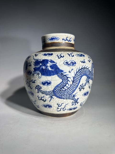 古玩陶瓷哥釉青花雙龍戲珠紋蓋罐真品鑒賞圖
