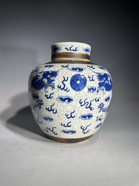 古玩陶瓷哥釉青花雙龍戲珠紋蓋罐真品鑒賞圖
